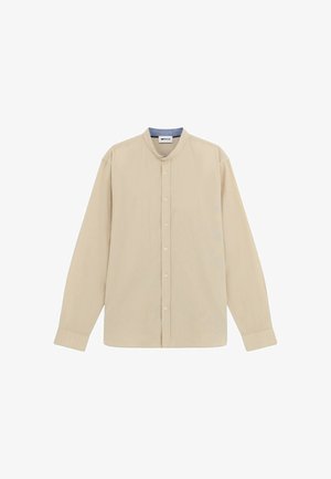 Camicia beige a maniche lunghe con colletto alla coreana, chiusura con bottoni e una texture sottile. Le maniche sono leggermente affusolate con polsini abbottonati.