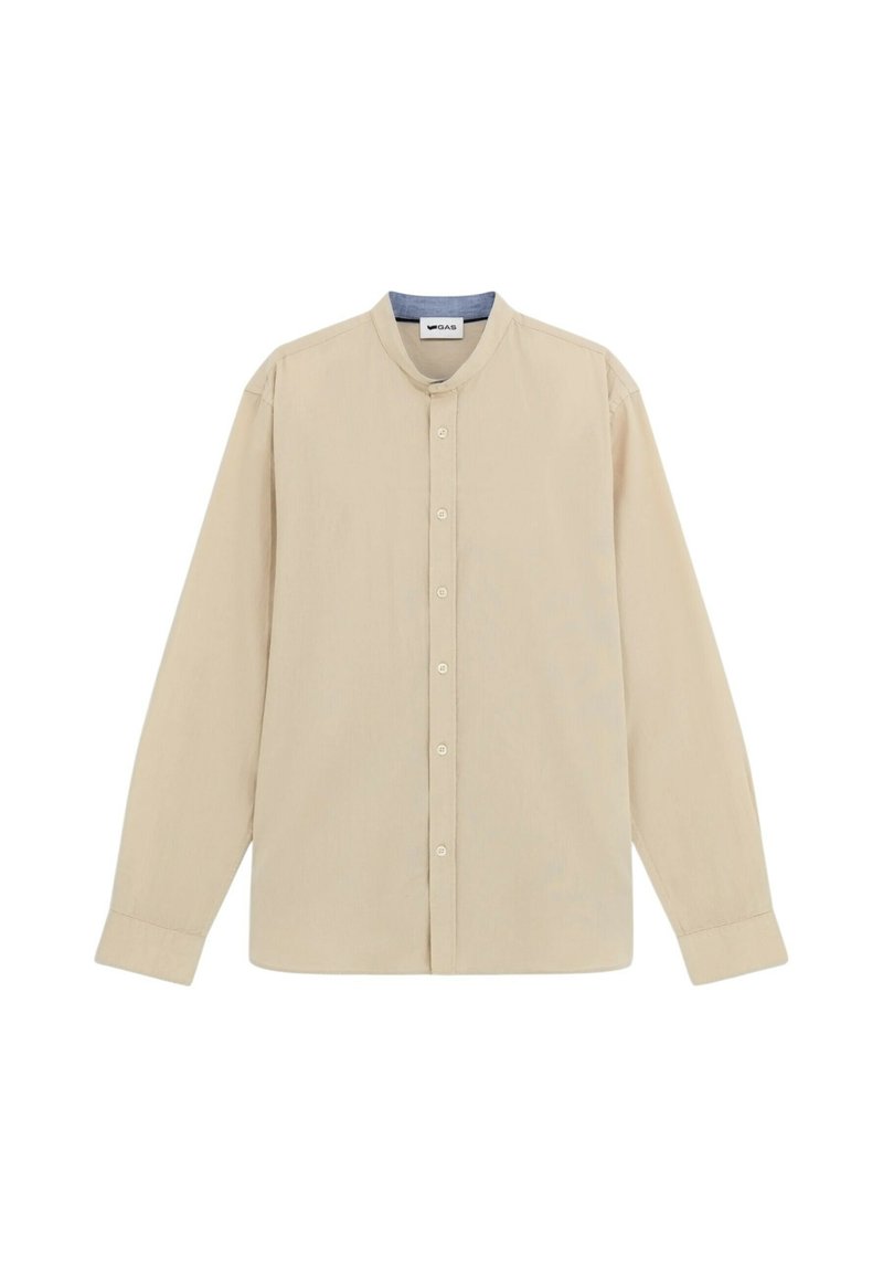 Camicia beige a maniche lunghe con colletto alla coreana, chiusura con bottoni e una texture sottile. Le maniche sono leggermente affusolate con polsini abbottonati.