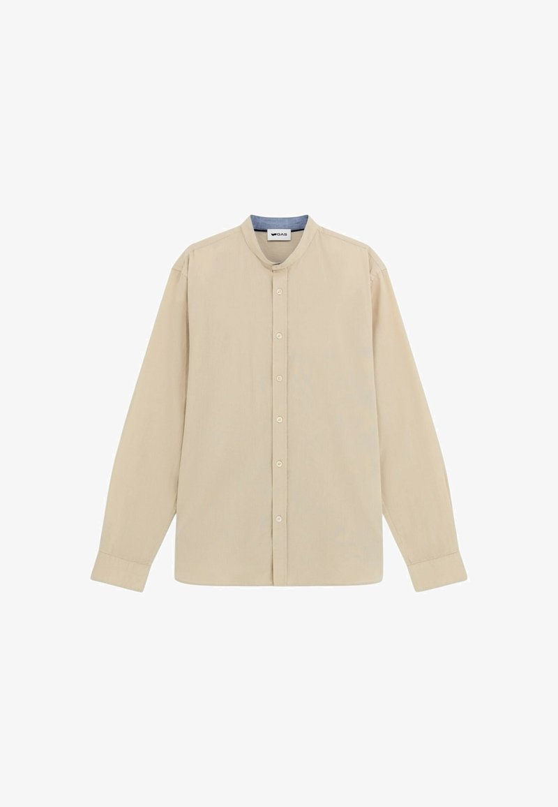Camicia beige a maniche lunghe con colletto alla coreana, chiusura con bottoni e una texture sottile. Le maniche sono leggermente affusolate con polsini abbottonati.