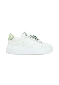 Sneaker bianco con suola a piattaforma spessa, dettagli metallici e un tab sul tallone verde menta. Presenta decorazioni hardware nell'area dei lacci.