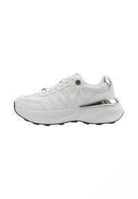 Scarpe da ginnastica bianche con pelle testurizzata, cuciture a zigzag, dettagli argentati e una suola spessa con suola in gomma nera.