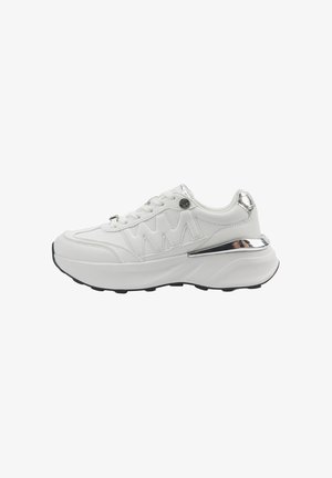Witte sportieve schoenen van gestructureerd leer, met zigzagstiksel, zilveren accenten en een dikke zool met een zwarte rubberen buitenzool.