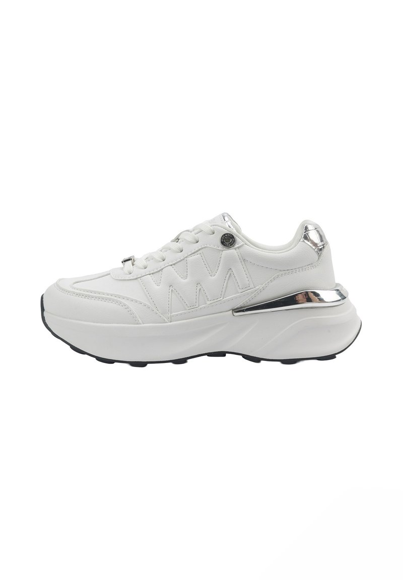 Scarpe da ginnastica bianche con pelle testurizzata, cuciture a zigzag, dettagli argentati e una suola spessa con suola in gomma nera.