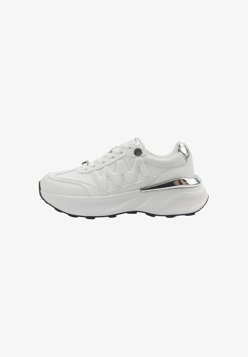 Scarpe da ginnastica bianche con pelle testurizzata, cuciture a zigzag, dettagli argentati e una suola spessa con suola in gomma nera.
