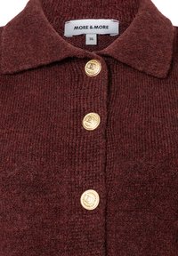 Dunkelroter Strickcardigan mit Kragen und drei dekorativen goldenen Knöpfen, Größe 36, Markenetikett "MORE & MORE" sichtbar innen.