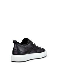 Sneaker in pelle nera con finitura texture, lacci bianchi e suola in gomma bianca. Presenta una punta rotonda e accenti di design minimal.