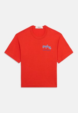 Červené bavlnené tričko s krátkym rukávom, okrúhlym výstrihom a malým modro-bielym logom "Replay" na ľavej strane hrudníka.