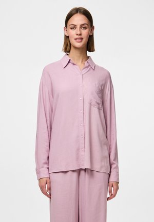 Camisa de manga larga rosa claro con cuello, parte delantera con botones y un bolsillo en el pecho. Hecha de una tela texturizada, de corte relajado.