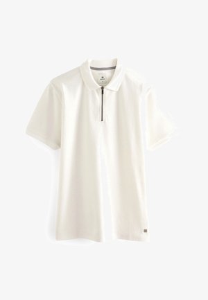 Polo blanc à manches courtes avec col zippé, tissu texturé et petit logo en bas à gauche. Coupe classique et design léger.