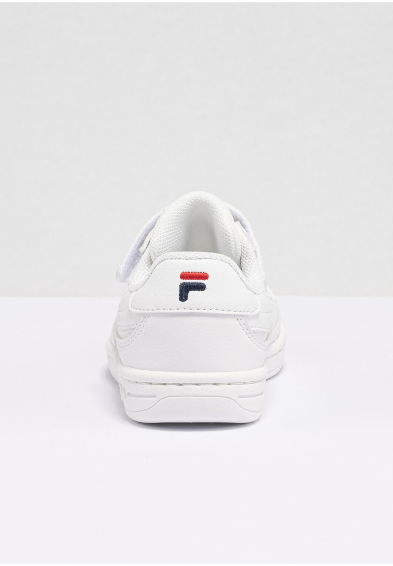 Sneaker bianco con tomaia in pelle liscia, tallone imbottito e linguetta in tessuto. Presenta accenti del logo rosso e blu sul tallone. Suola piatta in gomma.