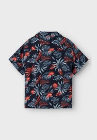 Camicia a maniche corte con sfondo blu navy, caratterizzata da un vivace motivo floreale in rosso e blu verde, realizzata in tessuto leggero.