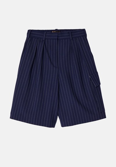 Shorts bleu marine à rayures avec des plis, dotés d'une poche latérale et d'une passante de ceinture. Fabriqués dans un tissu lisse, mettant en valeur un design ajusté.