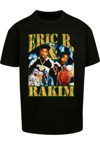 Černé bavlněné tričko s grafickým designem, na kterém jsou obrázky umělců a text "ERIC B. & RAKIM" v živých barvách a různých písmových stylech.