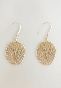 Ohrringe in Form von goldenen Blättern mit einem filigranen Auschnittdesign. Sie besitzen eine feine Textur und sind leicht, aufgehängt an Hakenverschluss.
