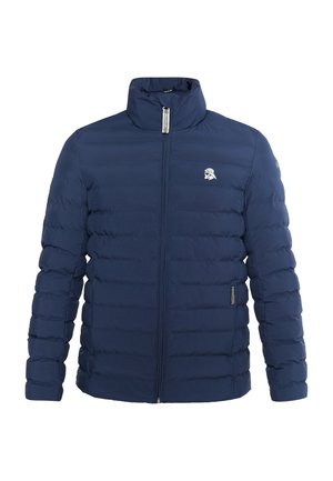 Marineblauwe pufferjack met een hoge kraag, horizontaal gestikt ontwerp, ritssluiting en een klein logo op de linkerborst.
