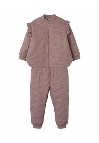 Completo due pezzi mauve per bambini con giacca con zip e pantaloni, caratterizzato da motivi a cuore in rilievo e dettagli a volant sulle spalle.