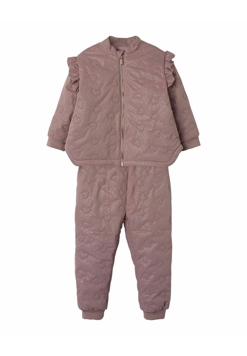 Completo due pezzi mauve per bambini con giacca con zip e pantaloni, caratterizzato da motivi a cuore in rilievo e dettagli a volant sulle spalle.