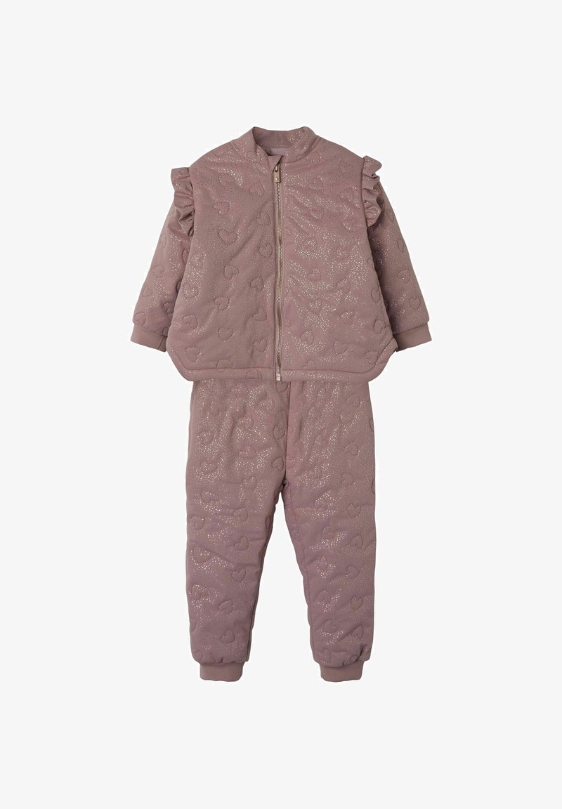 Zweiteiliges, mauve-farbenes Kinderoutfit mit Reißverschlussjacke und Hose, das geprägte Herzmuster und Rüschendetails an den Schultern aufweist.