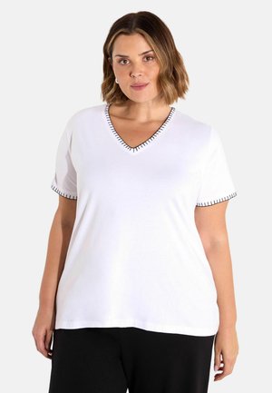 Witte t-shirt met korte mouwen en een v-hals, voorzien van zwarte stiksels langs de halslijn en mouwen, gemaakt van een gladde, ademende stof.