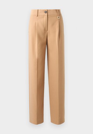 Pantalons beiges à coupe ajustée, avec fermeture à bouton, plis et un subtil accent doré sur la taille. Texture lisse, design à jambes droites.