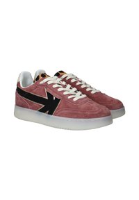 Roze suède sneakers met zwarte leren accenten en witte veters. Voorzien van een doorzichtige zool en een gestileerde tong. Klassiek sportieve stijl.
