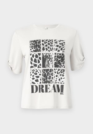 Weißes T-Shirt mit einer Leopardenmuster-Collage in Schwarz und Grau, mit "DREAM" in fetten schwarzen Buchstaben am unteren Rand.