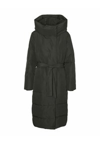 Tumši zaļš garš pūkains mētelis ar augstu apkakli, platiem piedurknēm, jostu vidū un šūtu rakstu ar horizontālām šuvēm.