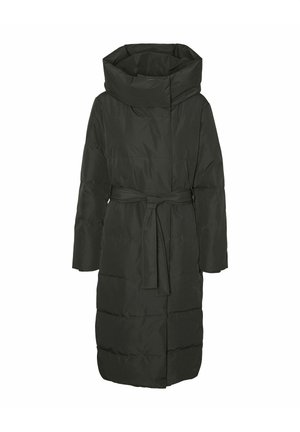 Tumši zaļš garš pūkains mētelis ar augstu apkakli, platiem piedurknēm, jostu vidū un šūtu rakstu ar horizontālām šuvēm.