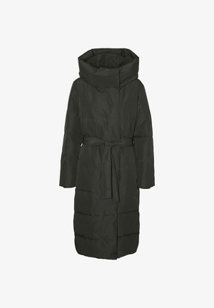 Temno zelena, dolga puhovka z visokim ovratnikom, širokimi rokavi, pasom in kariranim vzorcem, s poudarkom na vodoravnih šivih.