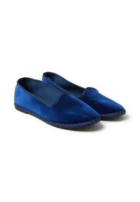 Un paio di scarpe piatte slip-on in velluto blu con punte arrotondate e suole nere cucite su sfondo bianco.