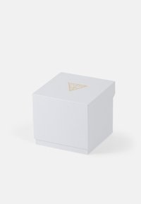 Valge tekstuuriga kast, millel on kolmnurkne kuldne aksent ja mille peal on embosseeritud sõna "GUESS". Ruudukujuline, minimalistlik disain, kindel sulgemisvõimalus.