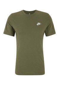 T-shirt Nike verde oliva, maniche corte, colletto a giro. Dotato di logo bianco sul petto sinistro. Materiale in cotone morbido, texture liscia.