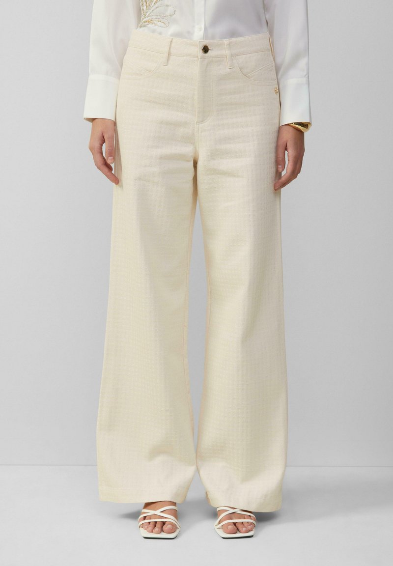 Pantalons à jambes larges dans une teinte crème claire, avec un tissu texturé, des poches avant discrètes et une fermeture par un seul bouton.