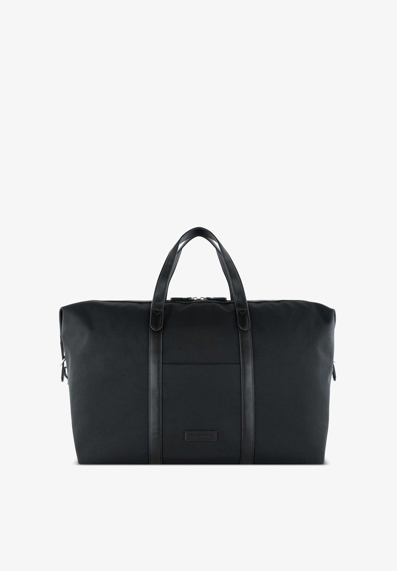 Sac de sport noir en tissu durable avec des poignées en cuir. Dispose d'un grand compartiment principal et d'une poche avant pour le rangement.