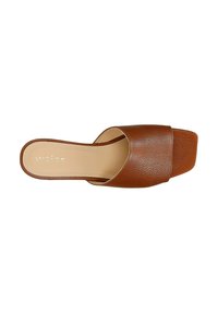 Sandale à glissière en cuir brun avec une large bride supérieure, un orteil carré et une finition texturée. Semelle plate avec un logo de marque subtly embossé à l'intérieur.
