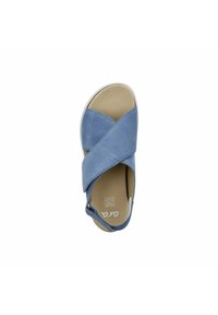 Blaue Wildledersandale mit Kreuzriemendesign, hellbrauner Innensohle und weißer Sohle. Hat eine hohe Weichheitsbewertung.