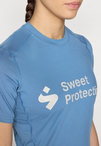 Modra kratkotrajna športna majica s krožnim izrezom in belim logotipom "Sweet Protection" spredaj, z ravnimi šivi.