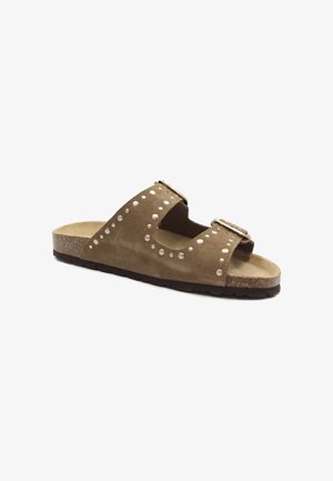 Sandalo in camoscio marrone con due cinturini regolabili con fibbie e borchie metalliche decorative tonde, con sottopiede sagomato in sughero e suola nera.