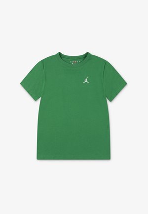 Camiseta corta de manga verde hecha de algodón, con cuello redondo y un logo Jumpman blanco en el lado izquierdo del pecho. Textura suave y corte relajado.