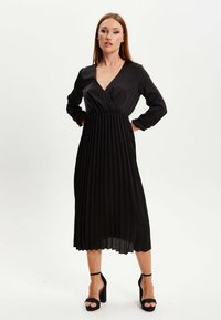 Liquorish MIDI WITH DETAILS - Day dress - black