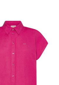 Camicetta fucsia a maniche corte con colletto, caratterizzata da una chiusura con bottoni e un piccolo logo ricamato sul lato sinistro del petto. Tessuto strutturato.