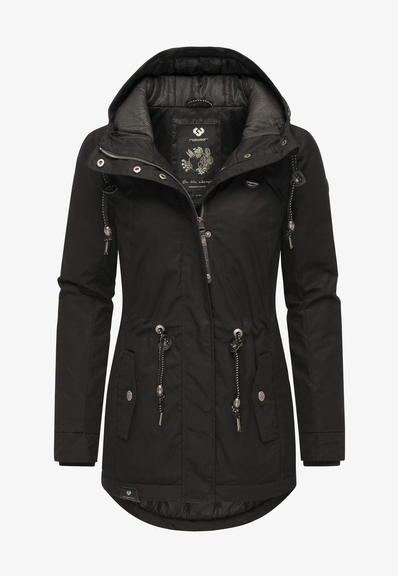 Črna vodoodporna jakna s kapuco, zategnjenim pasom, vrvicami in dvema sprednjima žepoma. Ima vzorčasto podlogo in kovinske detajle.