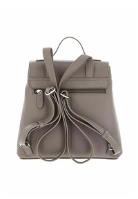 Sac à dos en cuir taupe avec des bretelles réglables, une poignée supérieure et une poche zippée horizontale au dos.