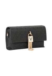 Cartera de cuero negro con textura, patrón de logotipo en relieve, herrajes dorados y detalle de borla. Forma rectangular compacta con cierre de solapa.