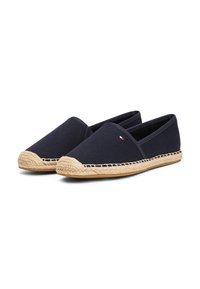 Espadrilles en toile bleu marine avec une semelle en jute et des détails cousus. Présentent un petit logo sur le côté et un design classique à enfiler.