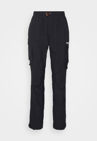 Svarta cargobyxor tillverkade av lättviktsmaterial med elastisk midja och justerbar dragsko. Har sidofickor och cargofickor.