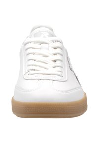 Baskets en cuir blanc avec bout rond, semelle en caoutchouc texturée et lacets plats. Le côté présente un accent à motifs avec un détail de logo.
