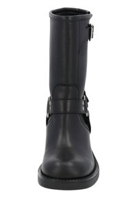 Botín de cuero negro hasta el tobillo con punta redonda, detalle de hebilla plateada y acabado texturizado. Suela plana; diseño de altura media en la pantorrilla.