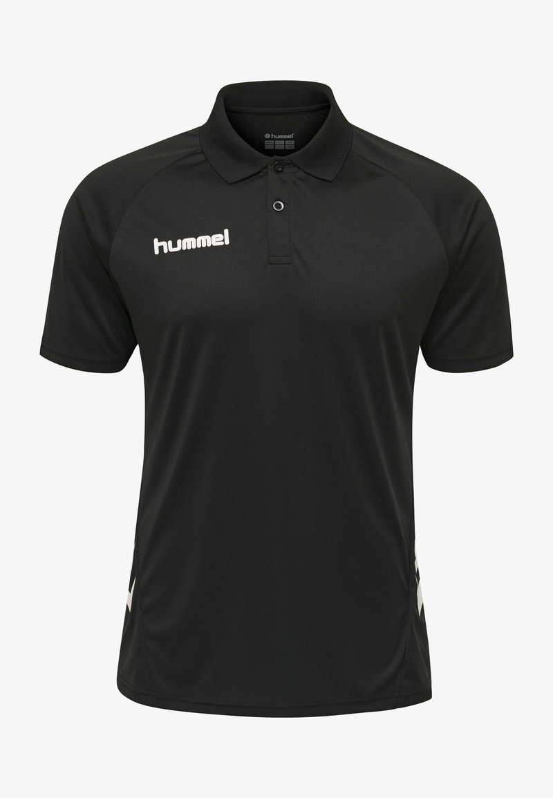 Svart pikétröja med korta ärmar, gjord av syntetmaterial. Har en knappad krage och vitt logotyp på vänster bröst.