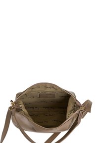 Lichtbruin leren handtas met een gestructureerd oppervlak, ritssluiting en een interieur met een herhalend "Pierre Cardin" patroon.